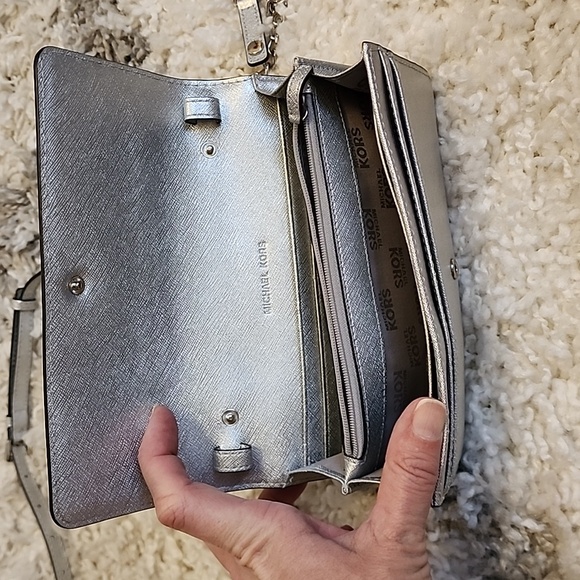 Michael Kors wallet with shoulder strap - Picture 7 of 11